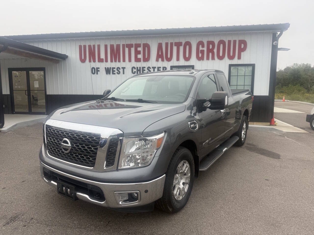 Used 2017 Nissan Titan SV RWD image 1