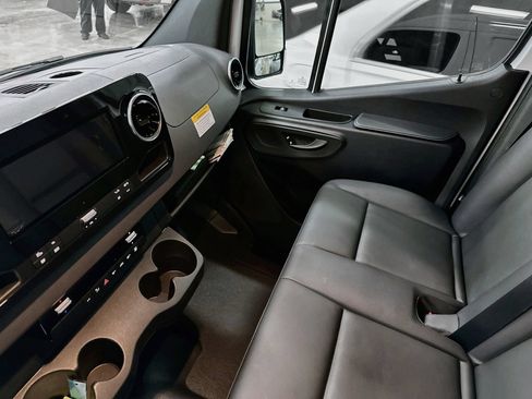 Used 2024 Mercedes-Benz eSprinter 170 Cargo image 24