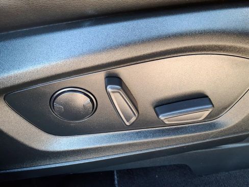 Used 2022 Ford Explorer XLT w/ Equipment Group 202A image 7