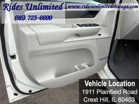 Used 2010 Volkswagen Routan SEL Premium FWD image 17