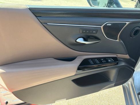 Used 2022 Lexus ES 300h Ultra Luxury w/ Accessory Package 2 FWD image 12