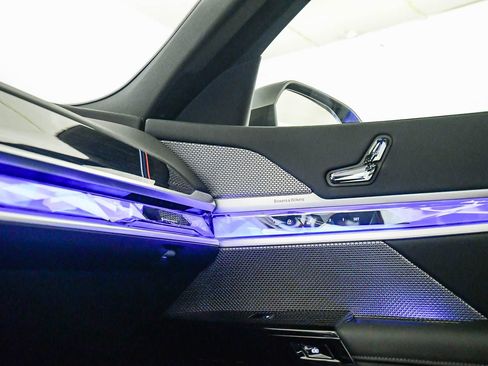 Certified 2025 BMW i7 eDrive50 w/ M Sport Package RWD image 22