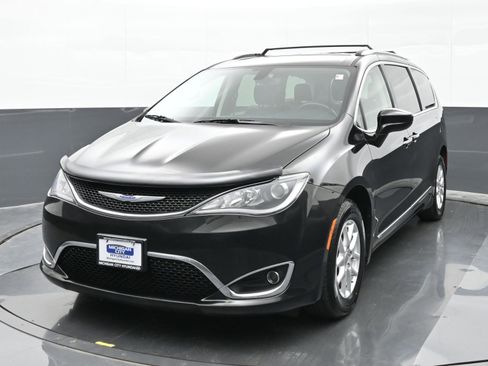 Used 2020 Chrysler Pacifica Touring-L image 4