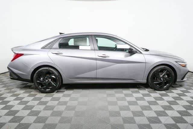 New 2026 Hyundai Elantra SEL FWD image 2