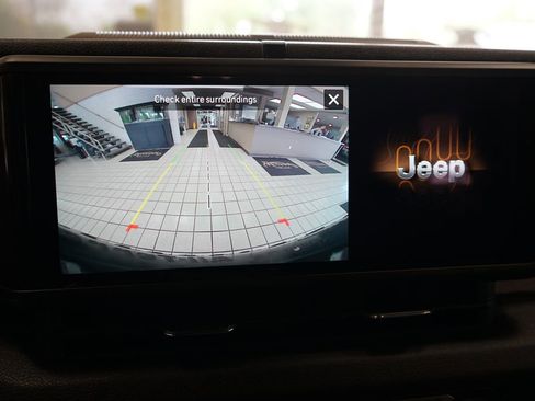 Used 2024 Jeep Wrangler Unlimited AWD/4WD image 8