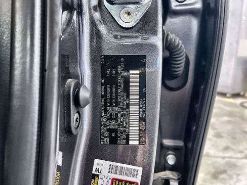 Used 2024 Toyota Highlander XLE FWD image 38