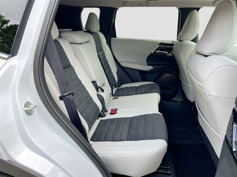 New 2025 Mitsubishi Outlander SE image 29