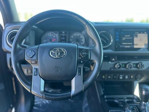 Used 2018 Toyota Tacoma TRD Sport w/ Technology Package image 17