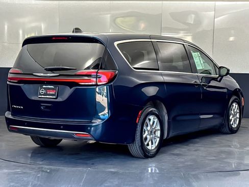Used 2023 Chrysler Pacifica Touring-L FWD image 3