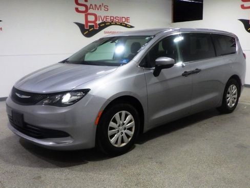 Used 2019 Chrysler Pacifica L FWD image 1