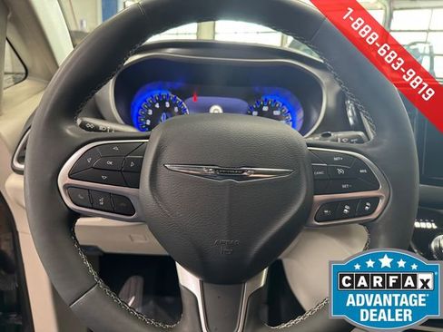 Used 2023 Chrysler Pacifica Touring-L image 20