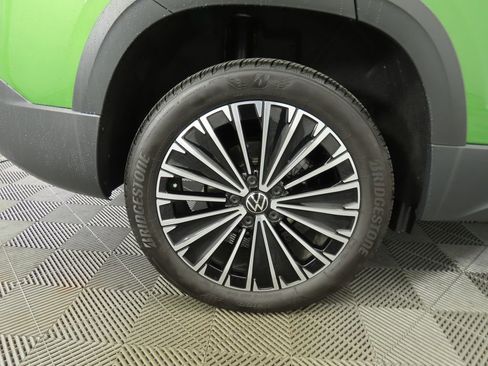 Certified 2025 Volkswagen Taos SE w/ Panoramic Sunroof Package image 29