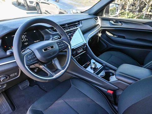 New 2025 Jeep Grand Cherokee Laredo image 16