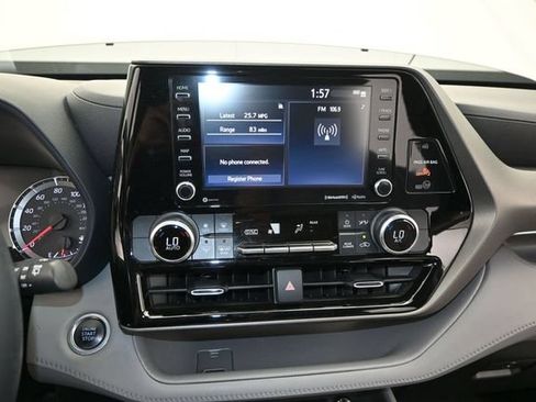 Used 2020 Toyota Highlander LE FWD image 8