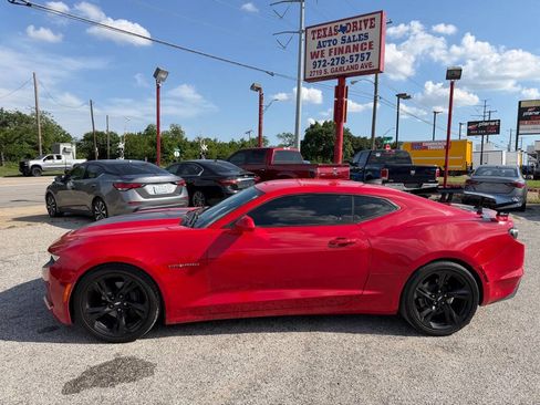 Used 2019 Chevrolet Camaro LT RWD image 4