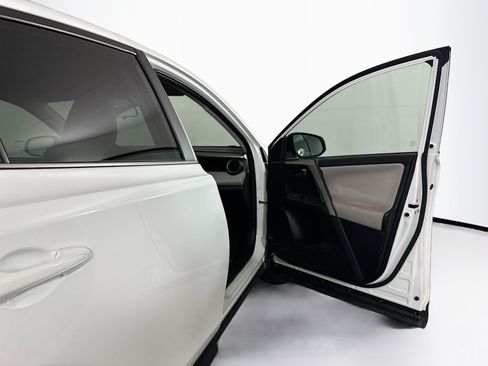 Used 2015 Toyota RAV4 LE FWD image 29