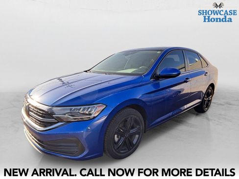 Used 2023 Volkswagen Jetta SE w/ Panoramic Sunroof Package FWD image 2