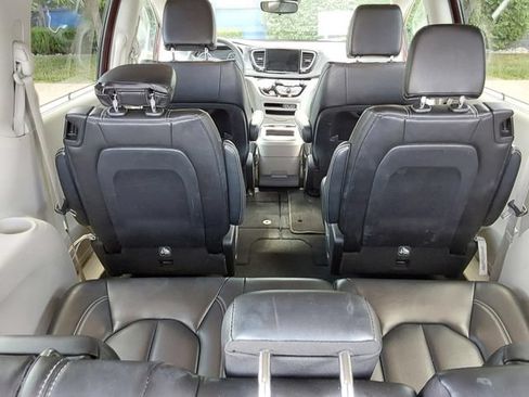Used 2023 Chrysler Pacifica Touring-L FWD image 39