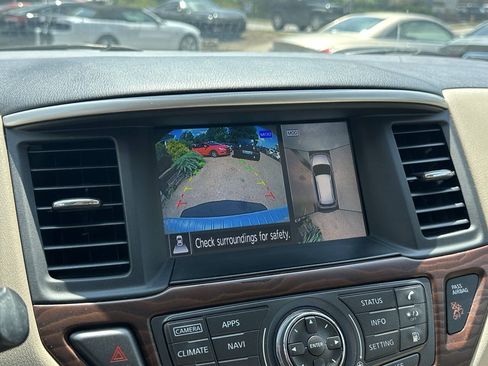 Used 2018 Nissan Pathfinder Platinum AWD/4WD image 16