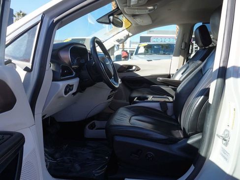 Used 2017 Chrysler Pacifica Touring-L Plus image 18