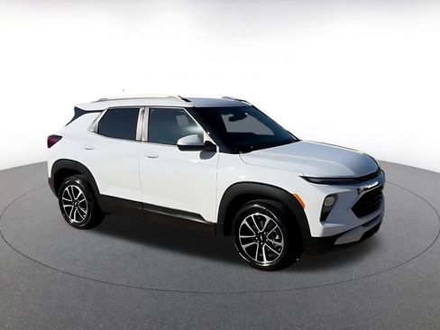 Used 2025 Chevrolet TrailBlazer LT image 2