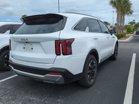 Certified 2025 Kia Sorento S w/ Panoramic Sunroof Package image 9