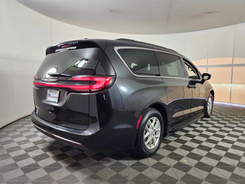 Used 2022 Chrysler Pacifica Touring-L image 7