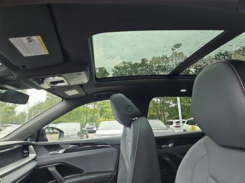 New 2025 Volkswagen Tiguan SE R-Line image 7