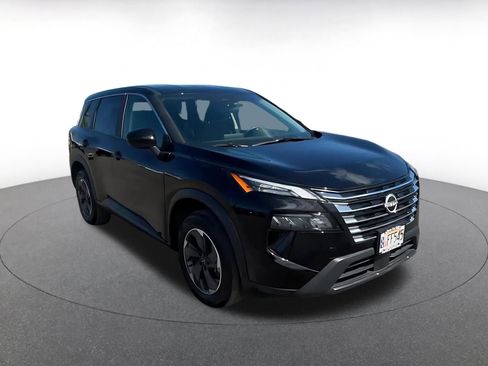 Used 2025 Nissan Rogue SV image 3