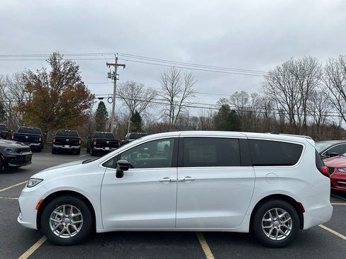 New 2026 Chrysler Pacifica Select FWD image 4