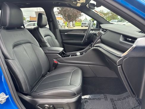 Used 2023 Jeep Grand Cherokee Overland AWD/4WD image 37