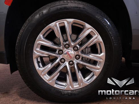 Used 2022 GMC Yukon XL SLT w/ SLT Luxury Package image 16