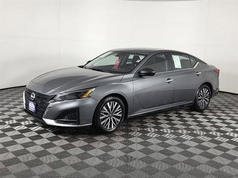 Used 2025 Nissan Altima 2.5 SV FWD image 9