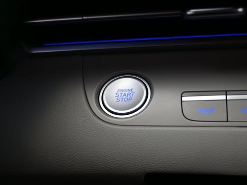 Certified 2025 Hyundai Elantra Limited FWD image 23