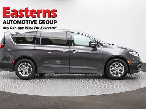 Used 2023 Chrysler Pacifica Touring-L image 4