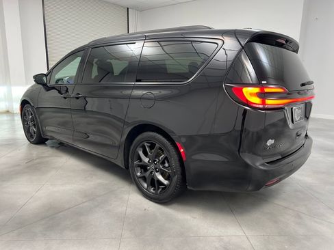 Used 2025 Chrysler Pacifica Limited image 5