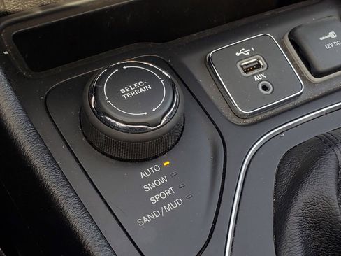 Used 2020 Jeep Cherokee Latitude Lux w/ Comfort/Convenience Group AWD/4WD image 21