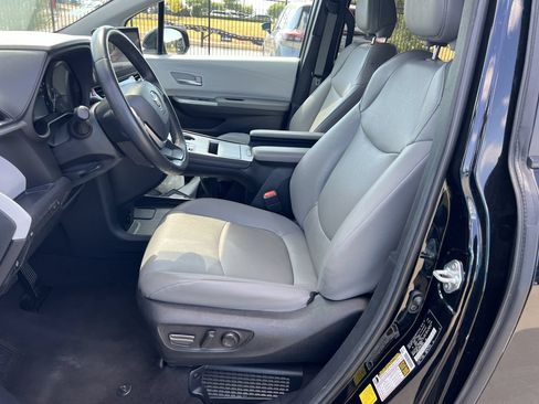 Used 2025 Toyota Sienna XLE FWD image 6
