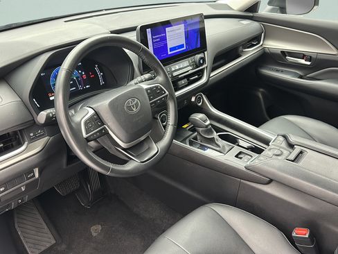 Used 2025 Toyota Grand Highlander AWD image 12