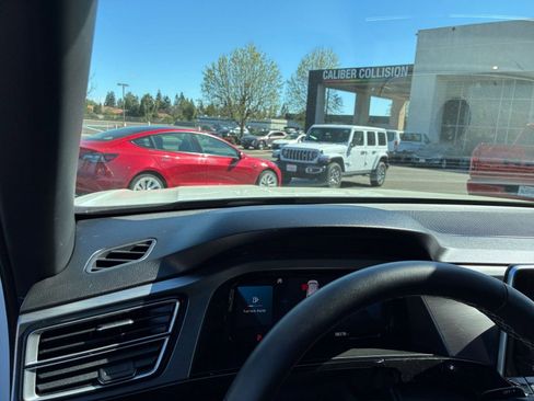 Used 2025 Volkswagen Atlas Cross Sport SE image 36