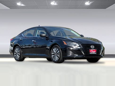 Used 2025 Nissan Altima 2.5 SV FWD image 6