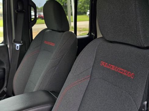 Used 2025 Jeep Wrangler Unlimited Rubicon AWD/4WD image 27