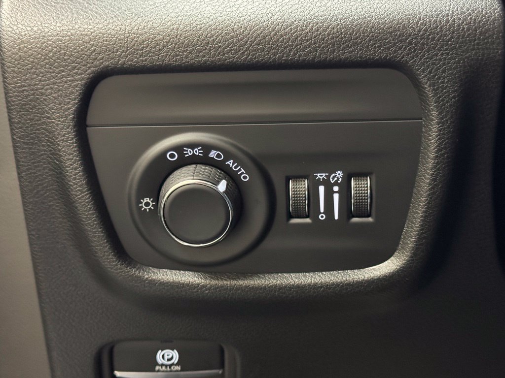 Used 2024 Jeep Grand Cherokee L Altitude AWD/4WD image 15