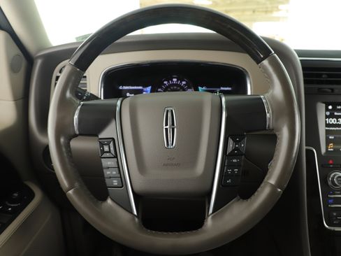 Used 2017 Lincoln Navigator Select image 18