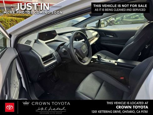 Used 2025 Toyota Prius XLE FWD image 2