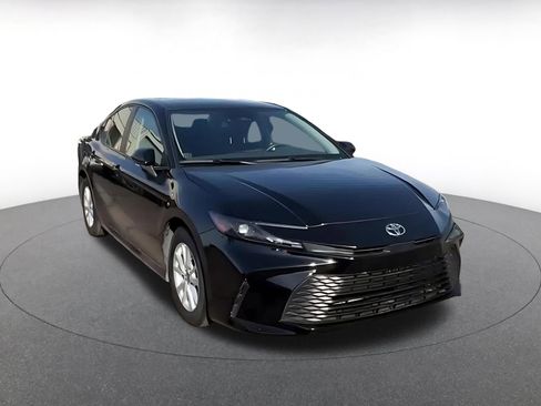 Used 2025 Toyota Camry LE image 3