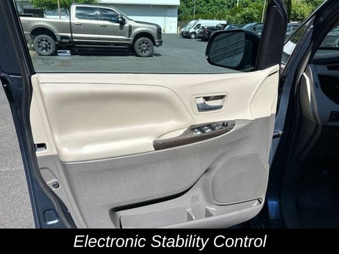 Used 2017 Toyota Sienna XLE Premium FWD image 15