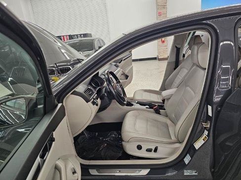 Used 2018 Volkswagen Passat 2.0T R-Line w/ R-Line Lighting Package FWD image 8
