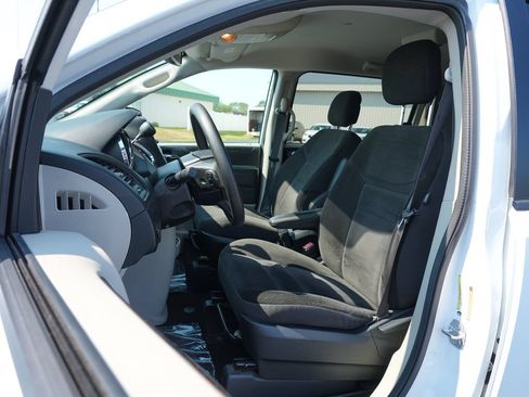Used 2018 Dodge Grand Caravan SE w/ UConnect Hands-Free Group FWD image 11