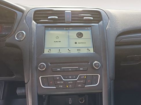 Used 2018 Ford Fusion SE w/ Equipment Group 201A FWD image 5